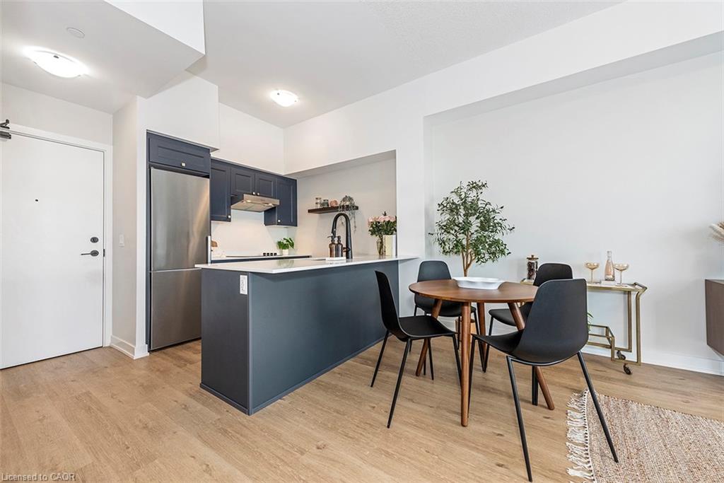 606 - 600 North Service Road