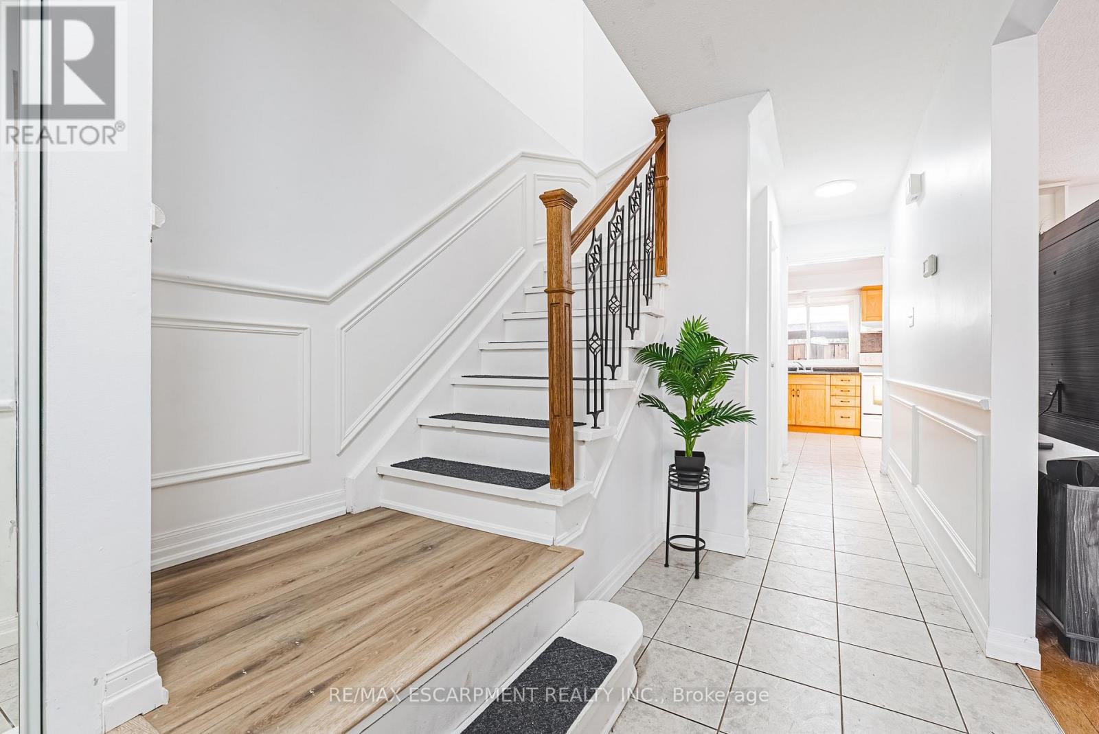 4 - 2220 UPPER MIDDLE ROAD