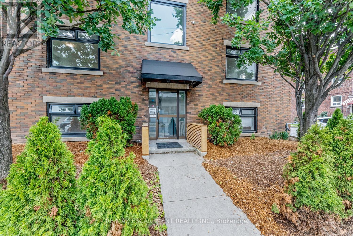 8 - 127 VICTORIA AVENUE S